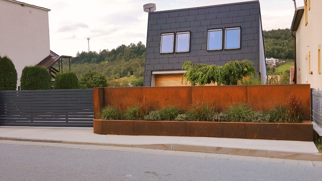 Corten fencing with embedded flowerbed, Žilina, Slovakia
