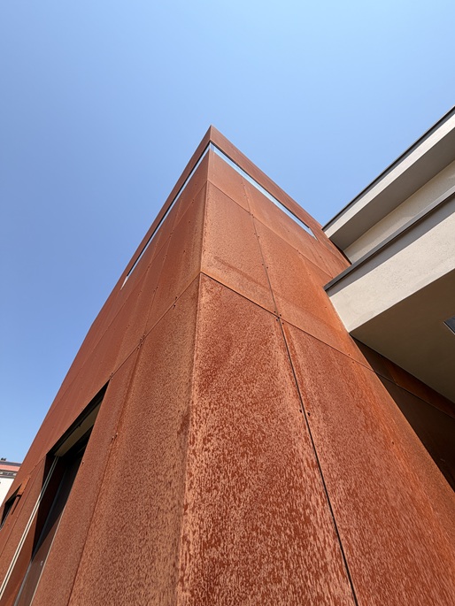 cortenova fasada rohovy detail foxysteel
